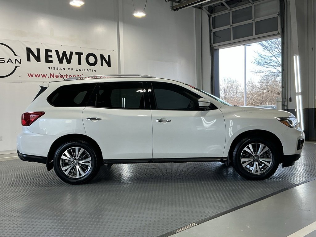 Used 2018 Nissan Pathfinder SV image 40