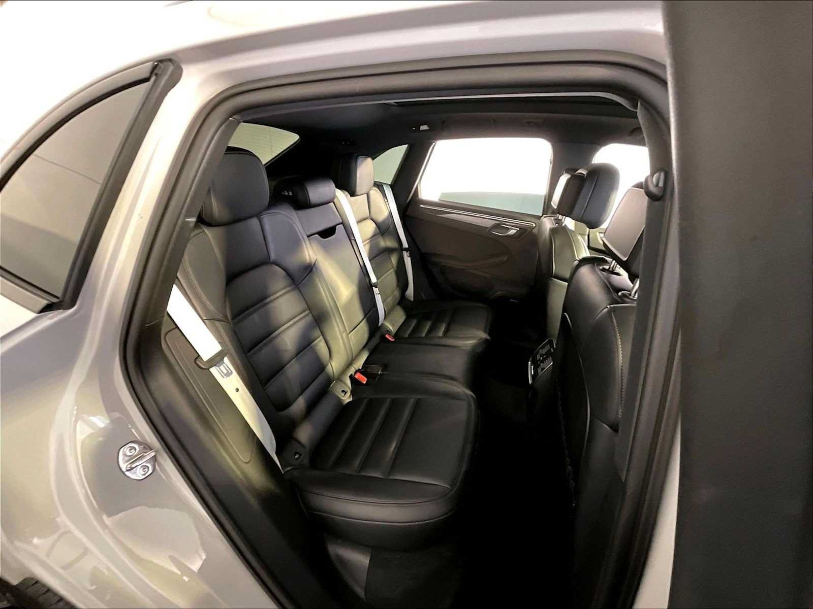 Certified 2024 Porsche Macan S AWD/4WD image 23