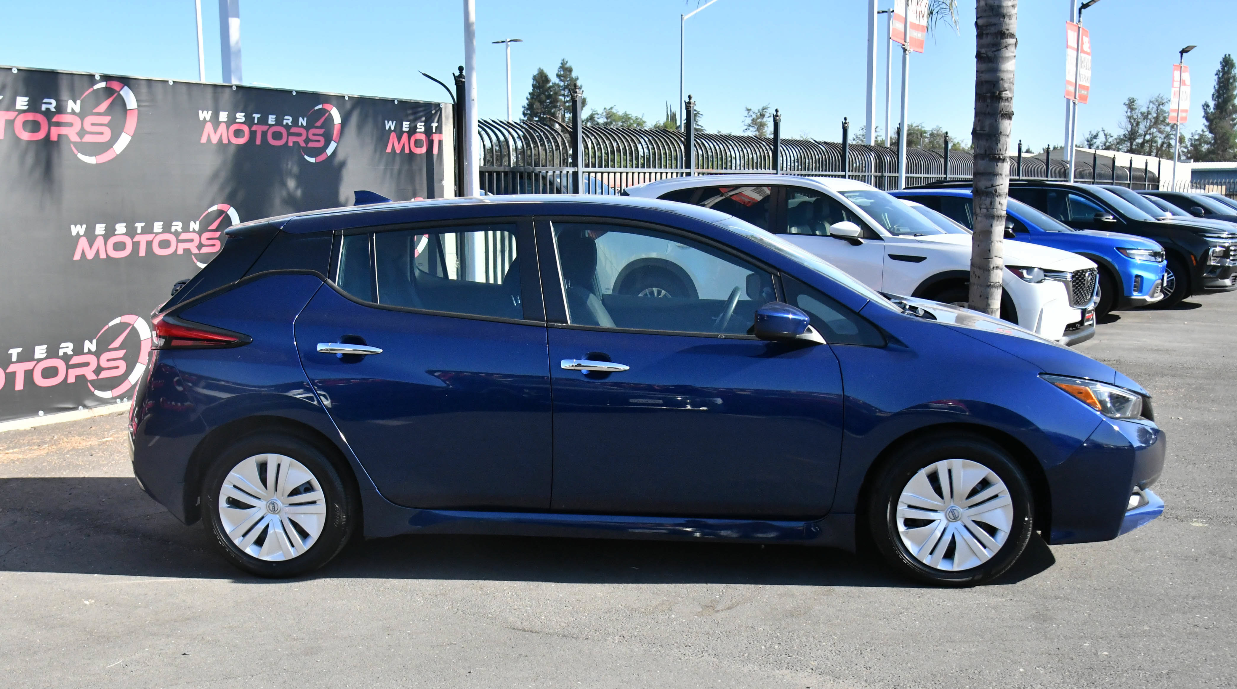 Used 2025 Nissan Leaf S FWD image 9