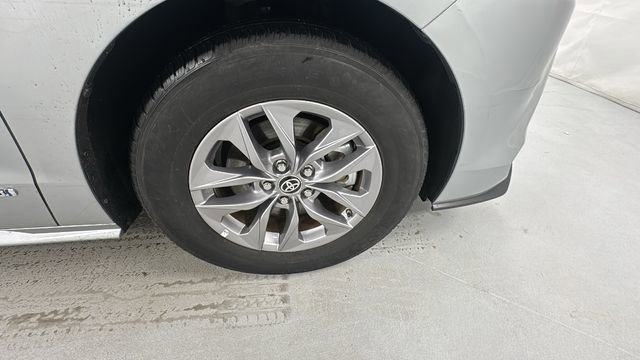 Used 2024 Toyota Sienna XLE image 9