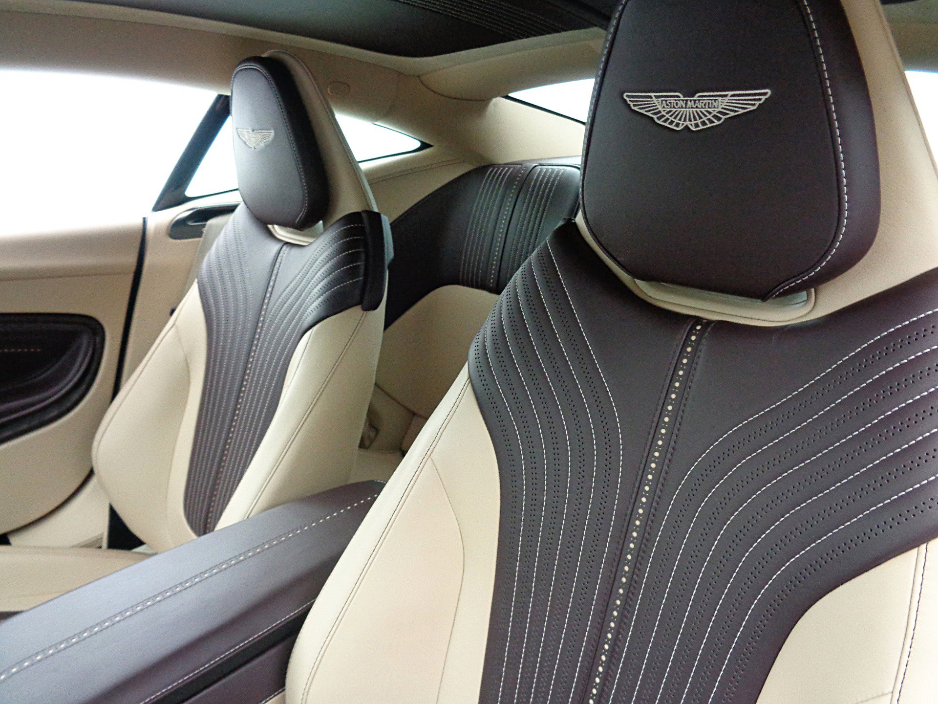 Used 2018 Aston Martin DB11 V12 image 30