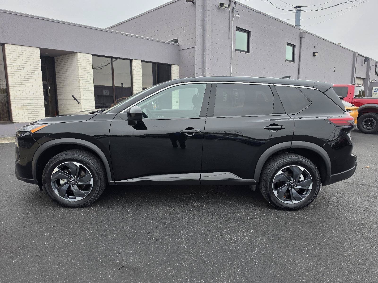 Used 2025 Nissan Rogue SV AWD/4WD image 2