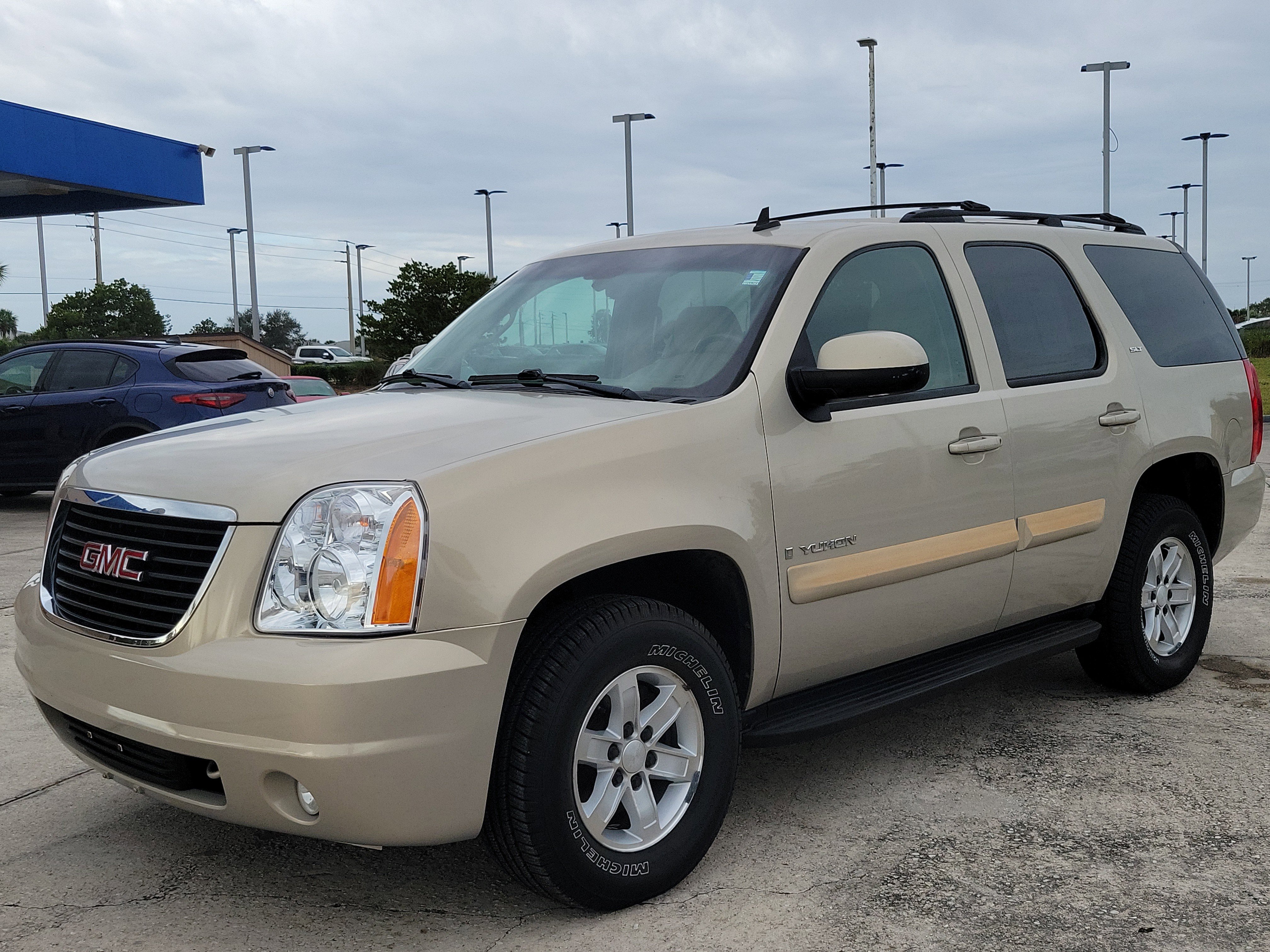 Used 2008 GMC Yukon SLT w/ SLT Preferred Equipment Group image 2
