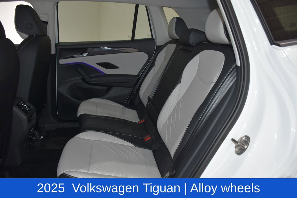 Used 2025 Volkswagen Tiguan SE image 25