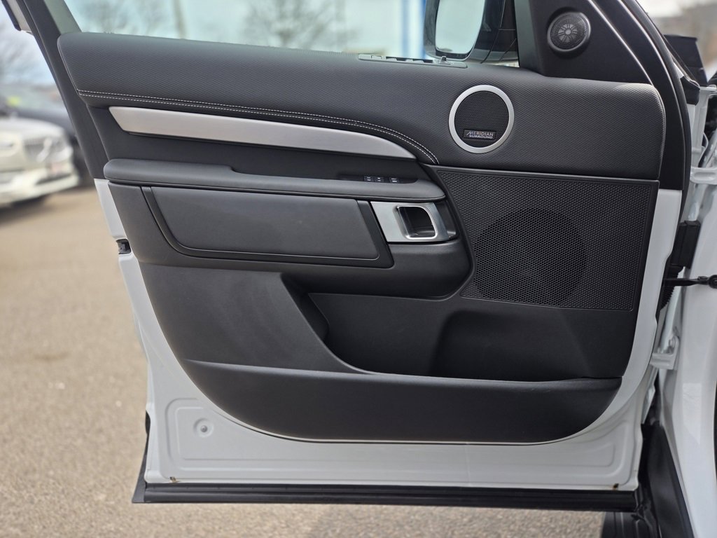 Used 2025 Land Rover Discovery Dynamic SE image 12