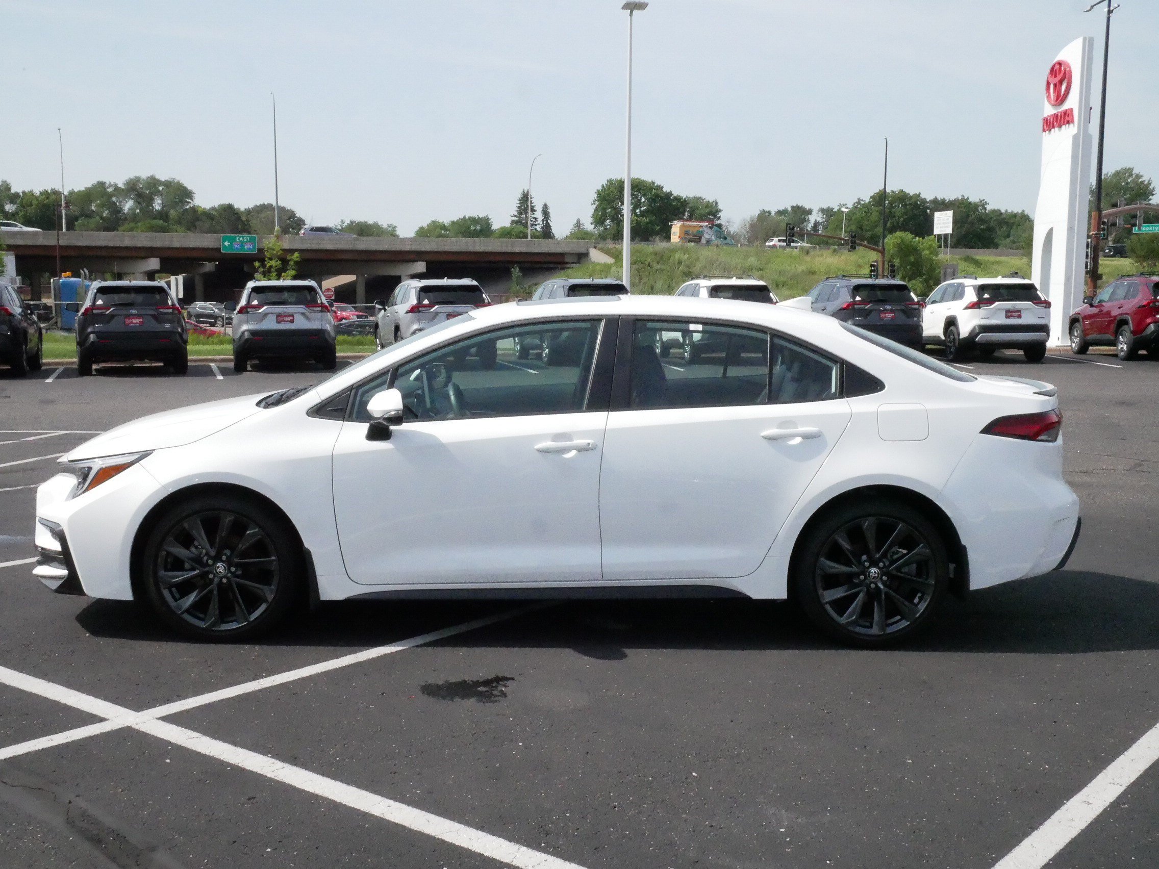 Used 2026 Toyota Corolla XSE FWD image 4
