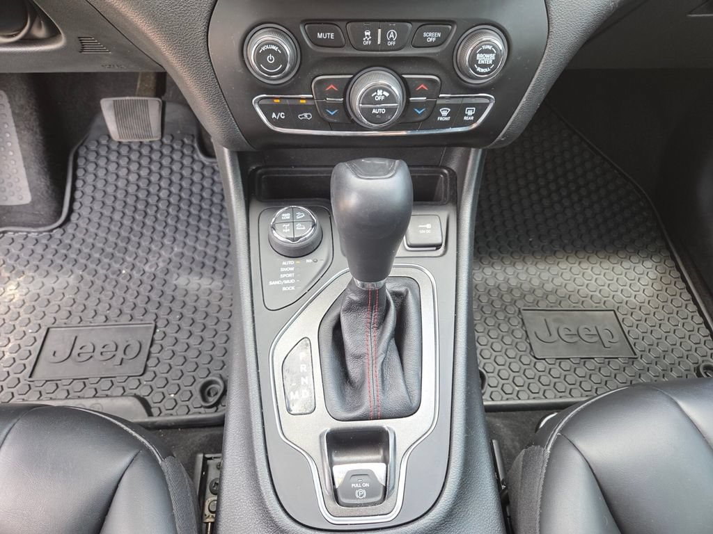 Used 2022 Jeep Cherokee Trailhawk AWD/4WD image 31