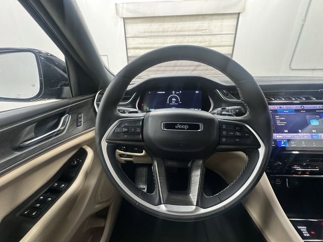 Used 2025 Jeep Grand Cherokee Limited image 12