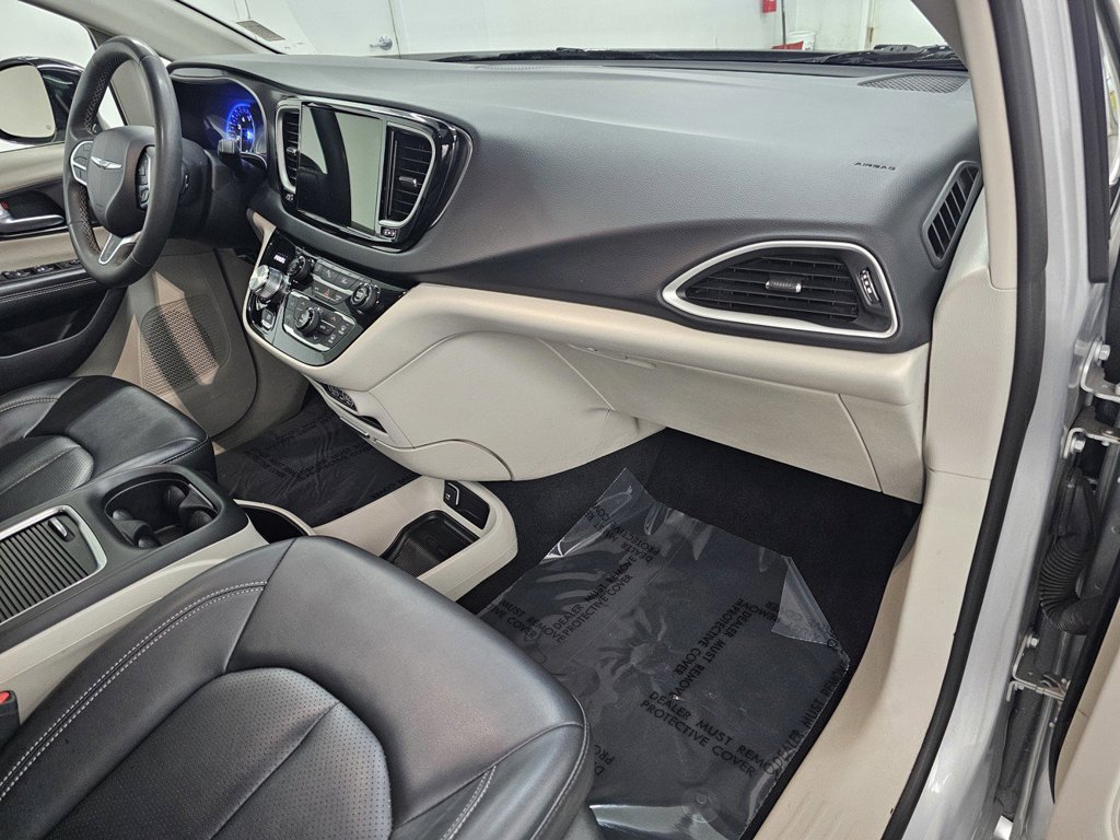 Used 2024 Chrysler Pacifica Touring-L FWD image 12