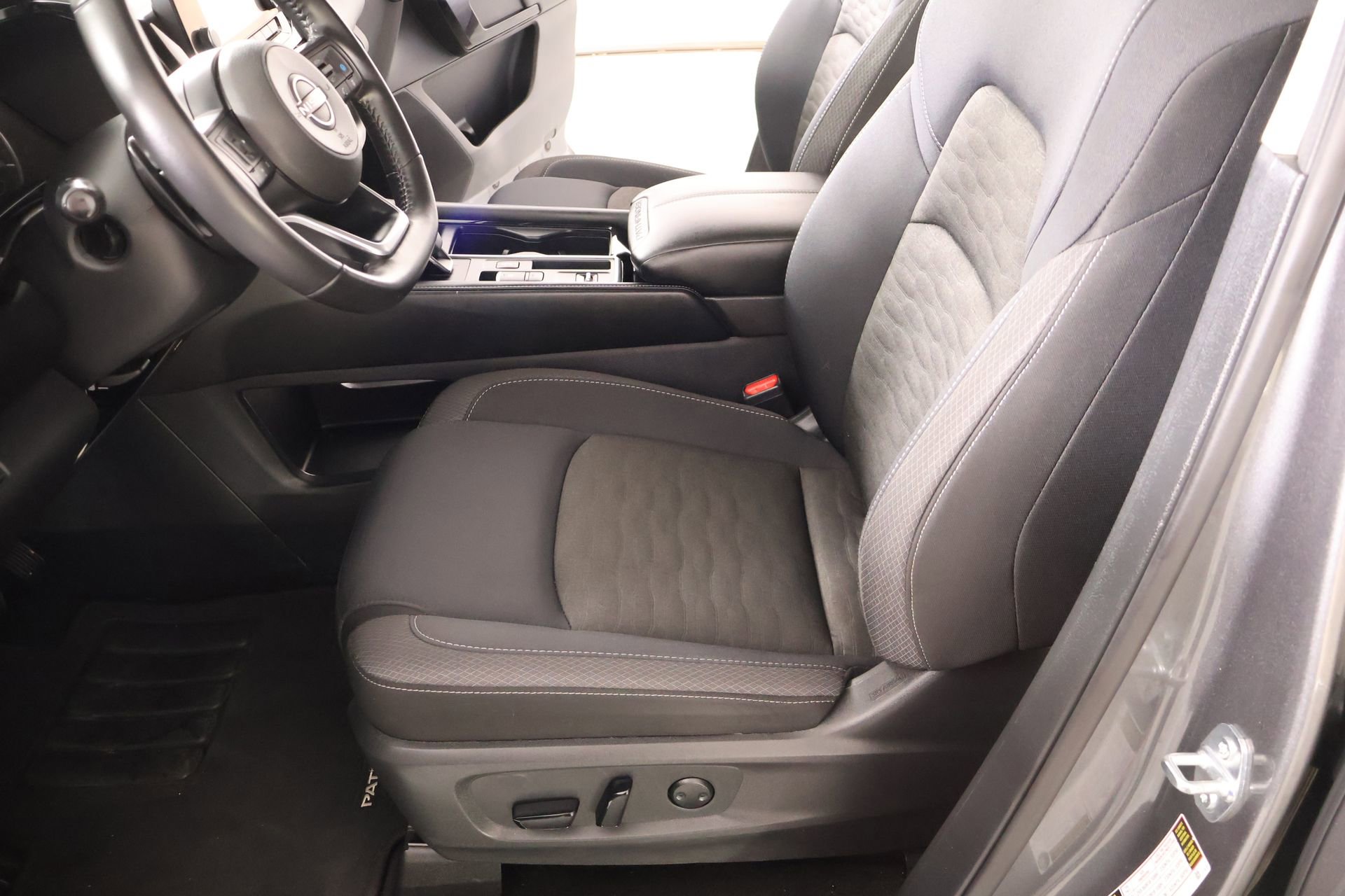 Used 2025 Nissan Pathfinder SV FWD image 11