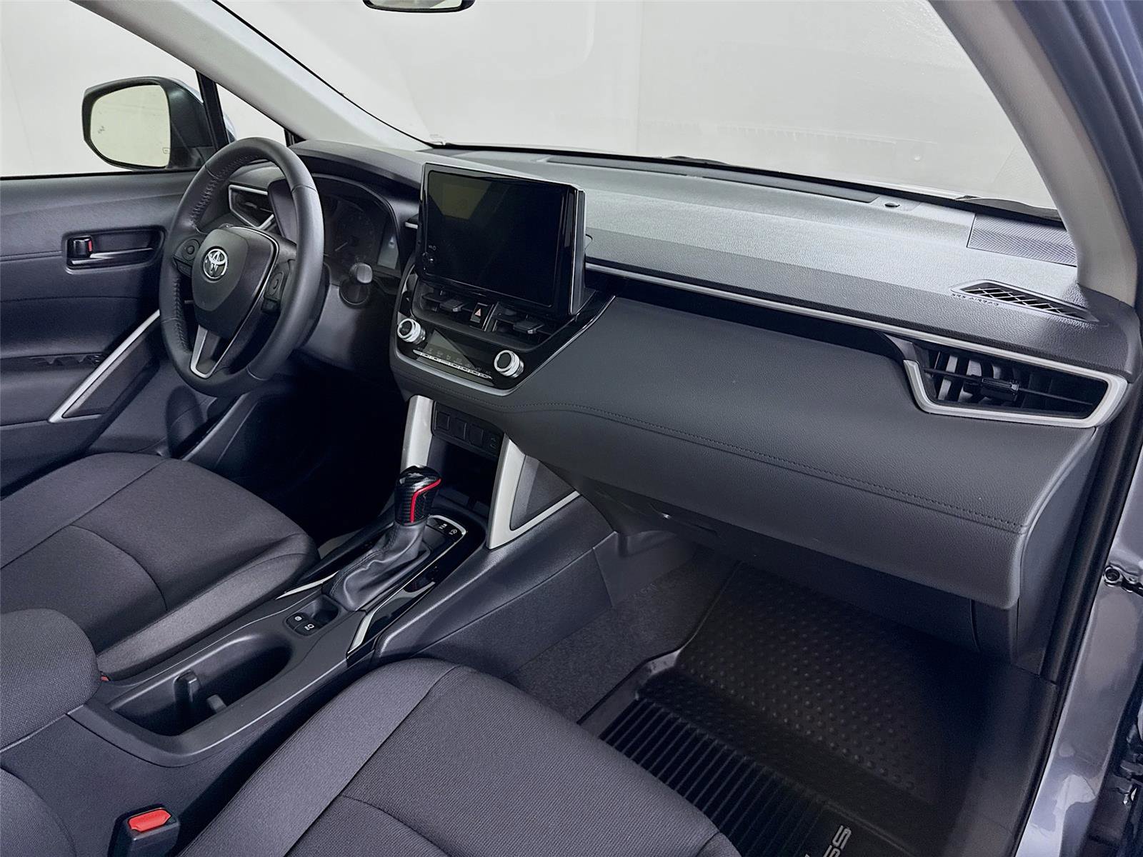 Used 2024 Toyota Corolla Cross LE image 27