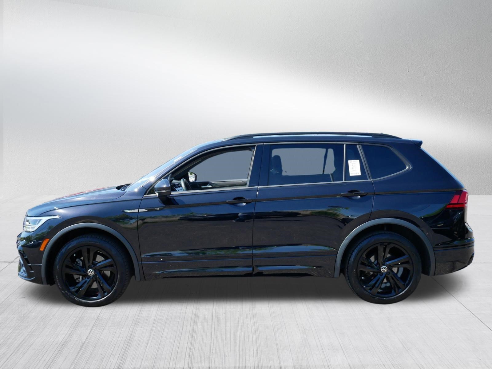 Certified 2024 Volkswagen Tiguan SE R-Line FWD image 4