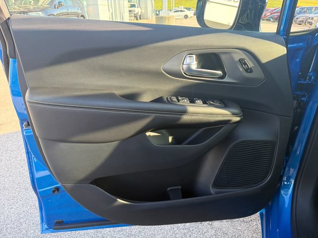 New 2027 Chrysler Pacifica Select FWD image 9