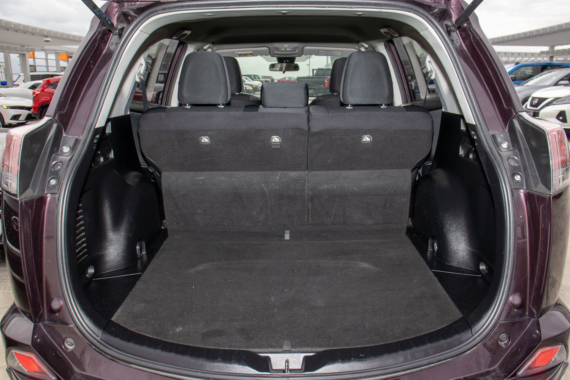 Used 2018 Toyota RAV4 LE image 9