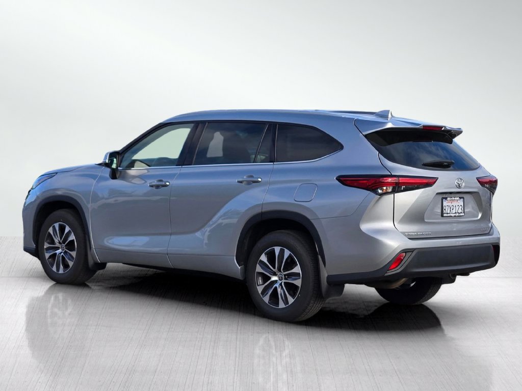 Used 2022 Toyota Highlander XLE AWD/4WD image 8