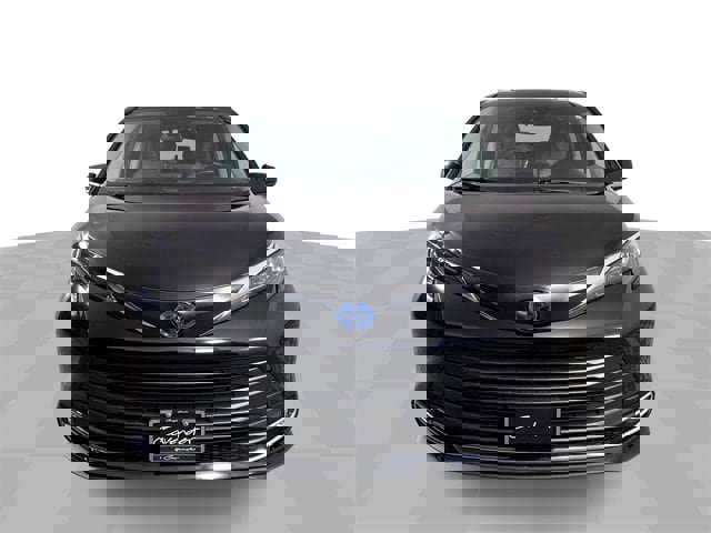 Used 2024 Toyota Sienna XLE image 3