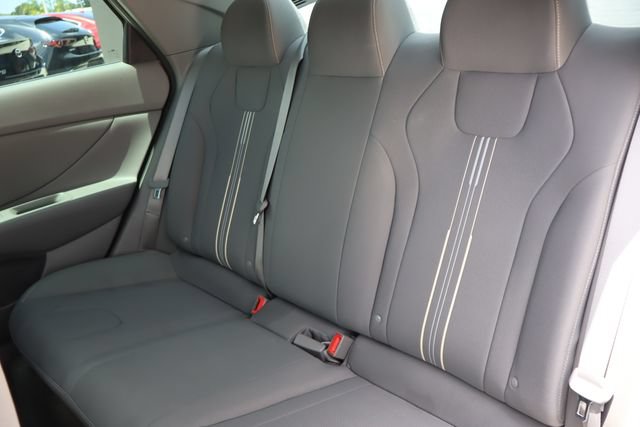 Used 2022 Hyundai Elantra SEL w/ Convenience Package FWD image 13
