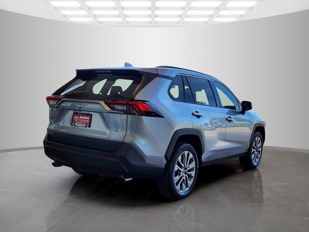 Used 2022 Toyota RAV4 XLE Premium image 5