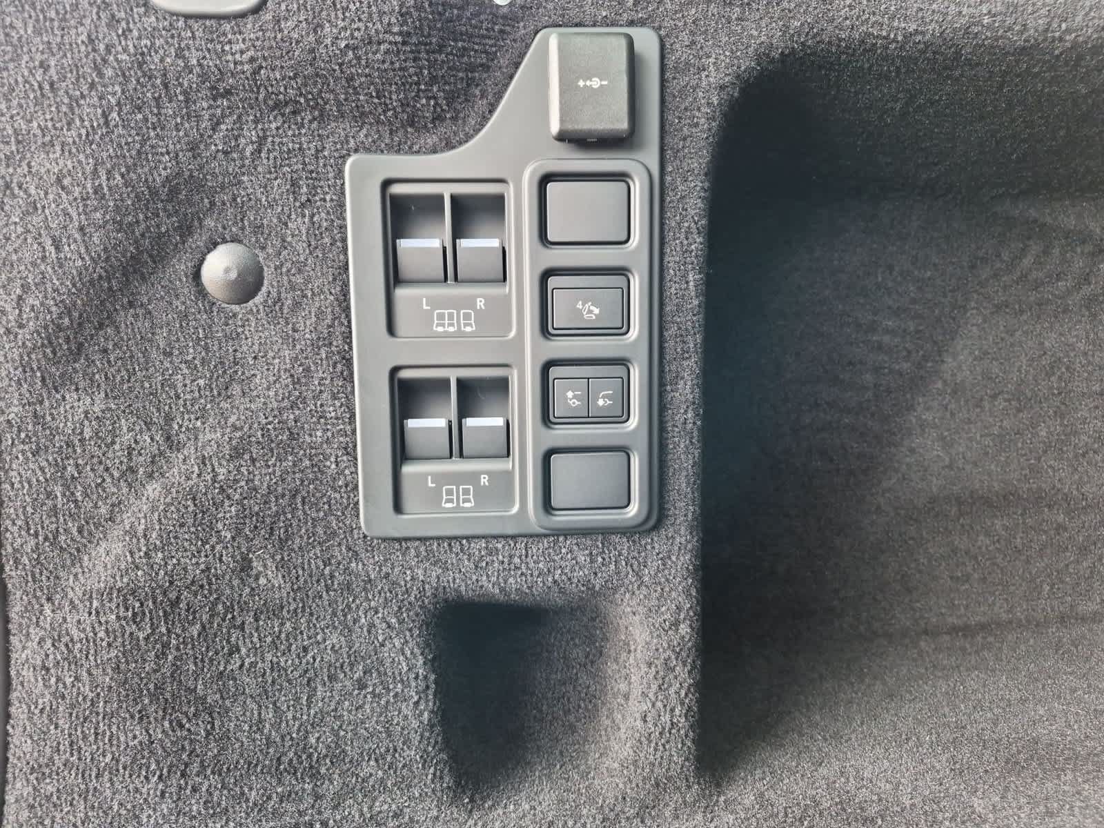 Certified 2025 Land Rover Discovery Dynamic SE AWD/4WD image 23