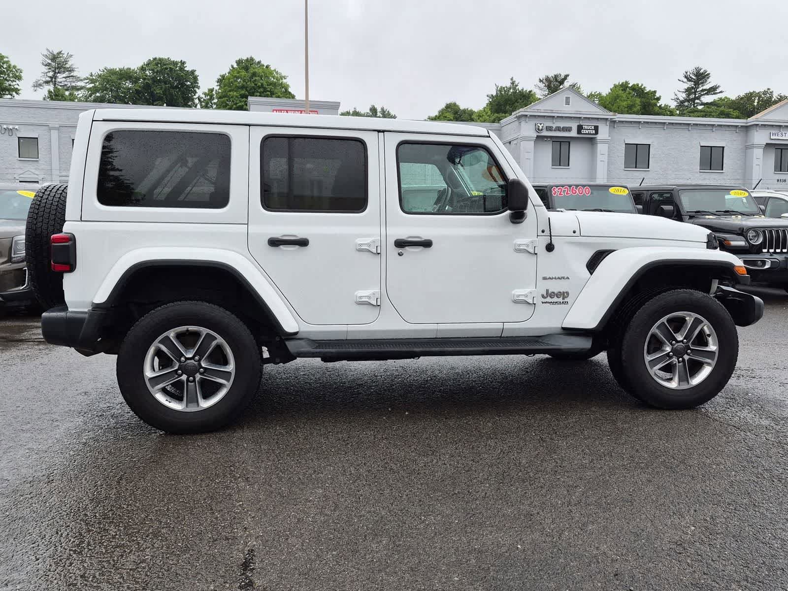 Used 2021 Jeep Wrangler Unlimited Sahara w/ LED Lighting Group AWD/4WD image 9