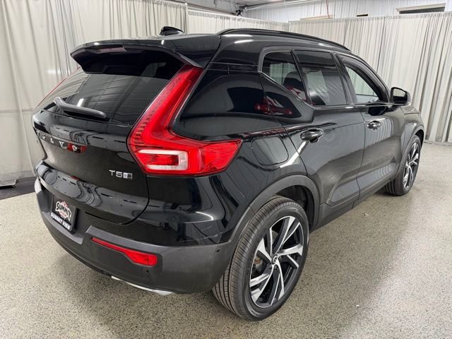 Used 2019 Volvo XC40 T5 R-Design image 4