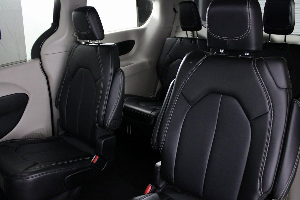 Used 2024 Chrysler Pacifica Touring-L image 16