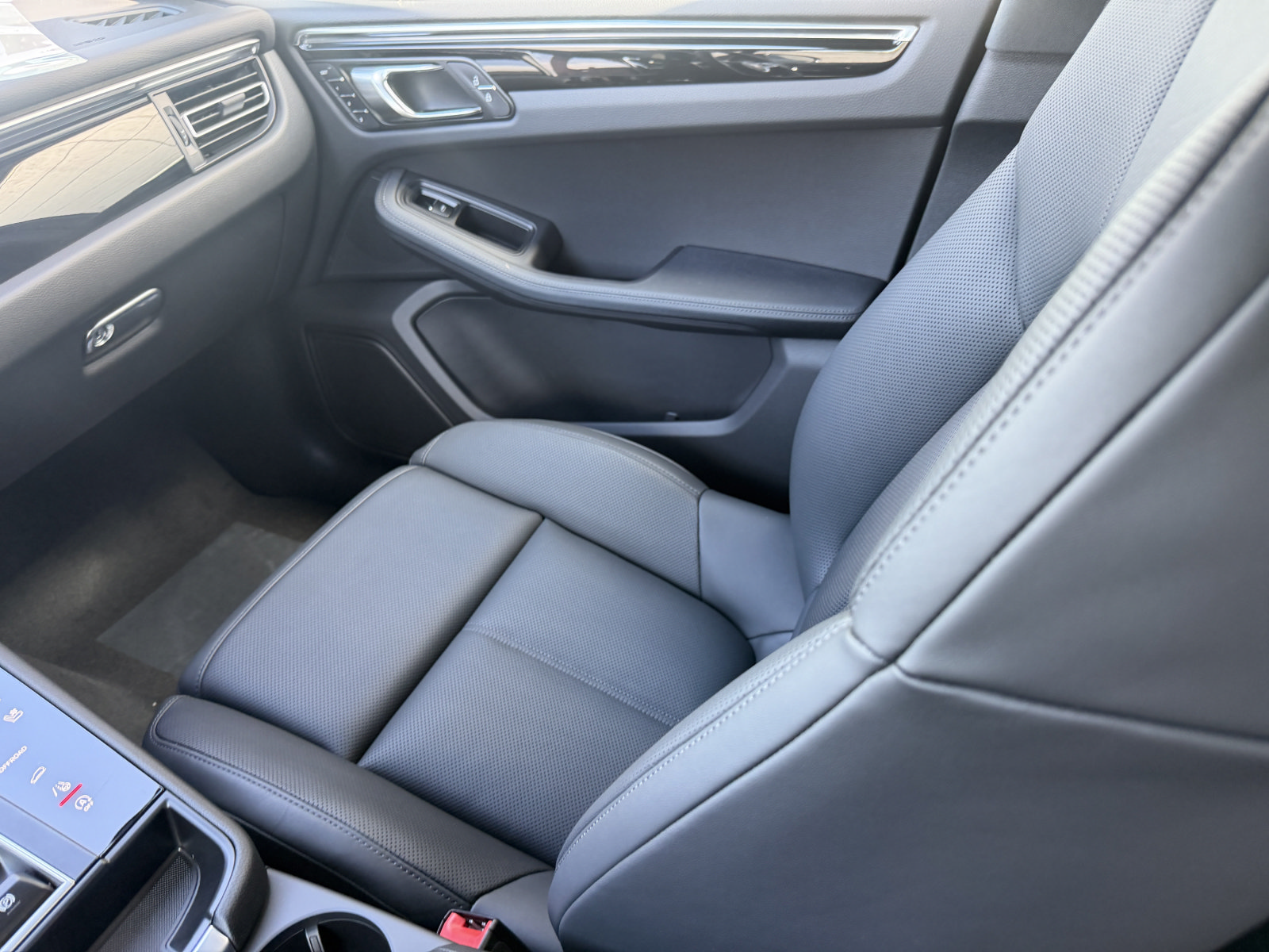 New 2026 Porsche Macan AWD/4WD image 17