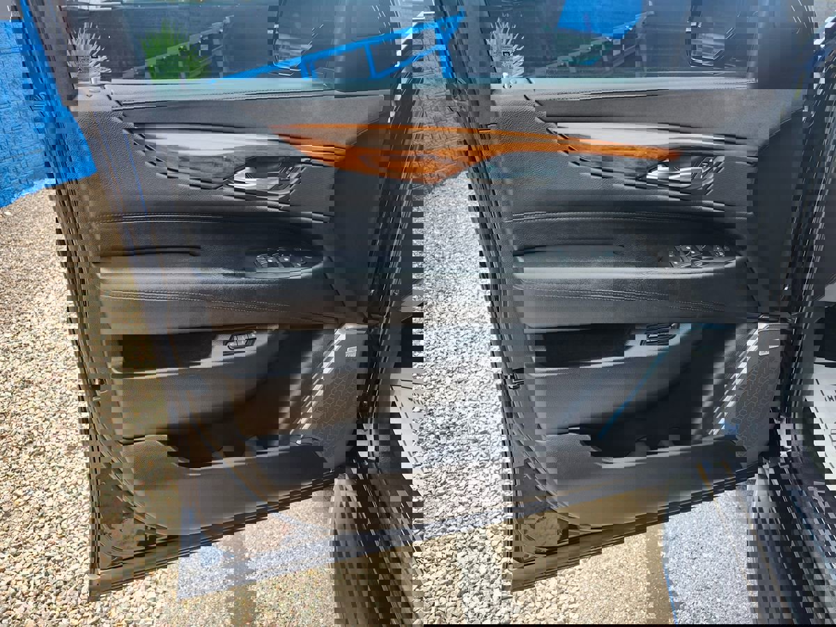 Used 2017 Cadillac Escalade ESV Luxury image 14