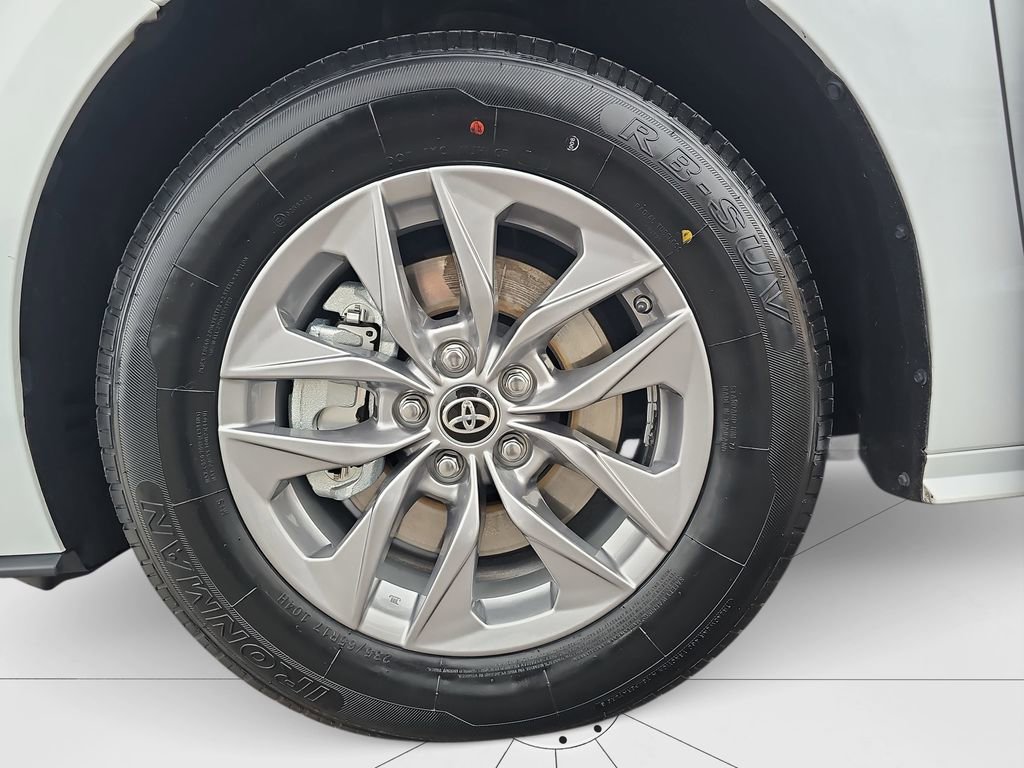 Certified 2025 Toyota Sienna LE image 23