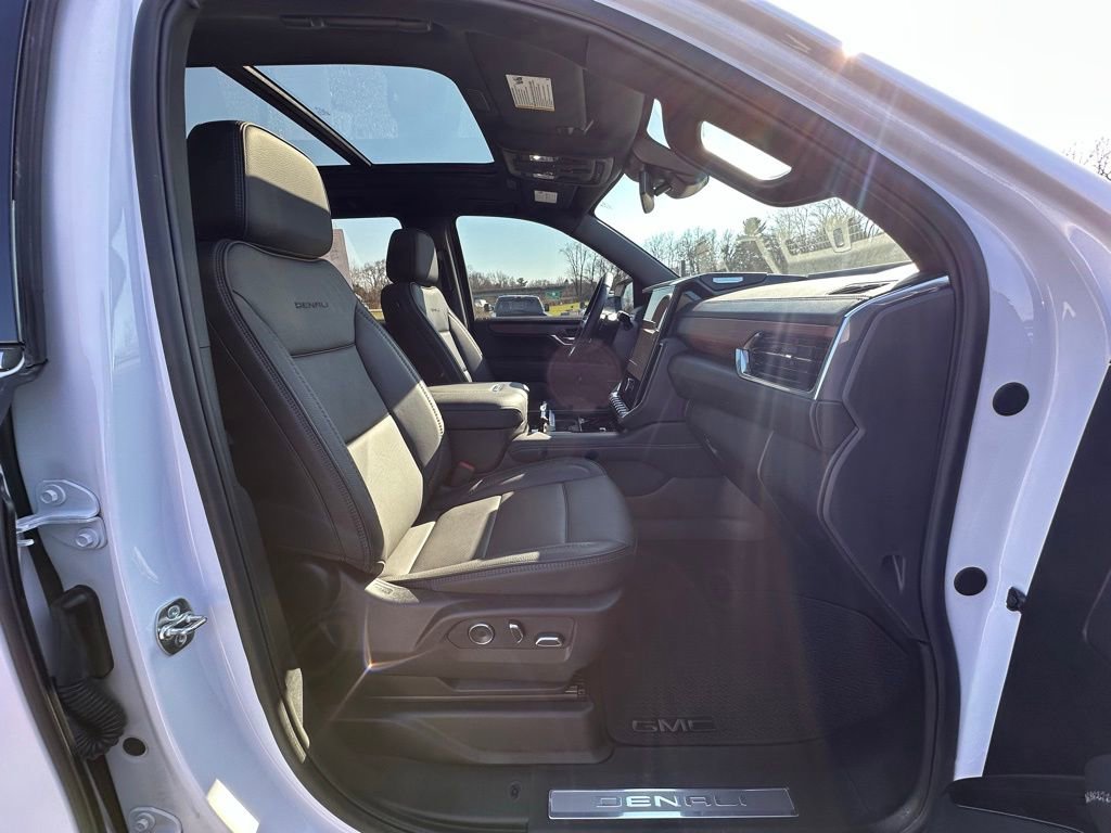 Used 2025 GMC Yukon Denali w/ Sun & Power Step Package image 24