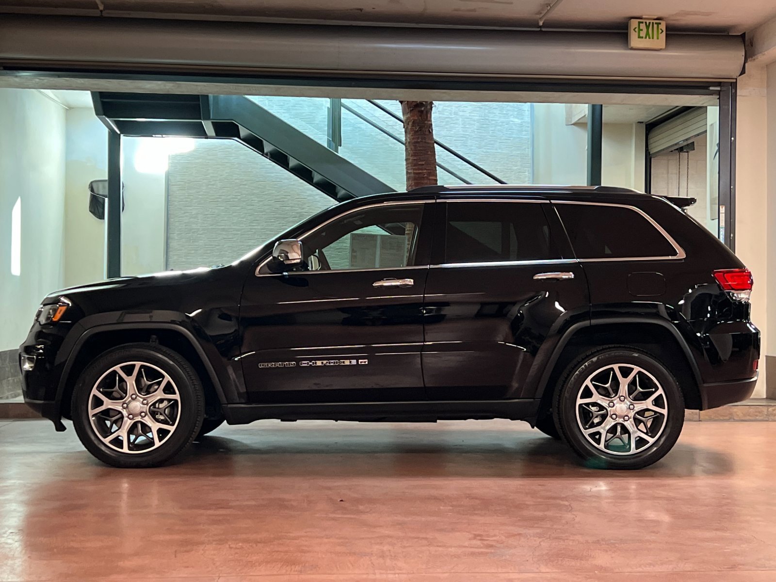 Certified 2022 Jeep Grand Cherokee Limited w/ Tech Group image 2
