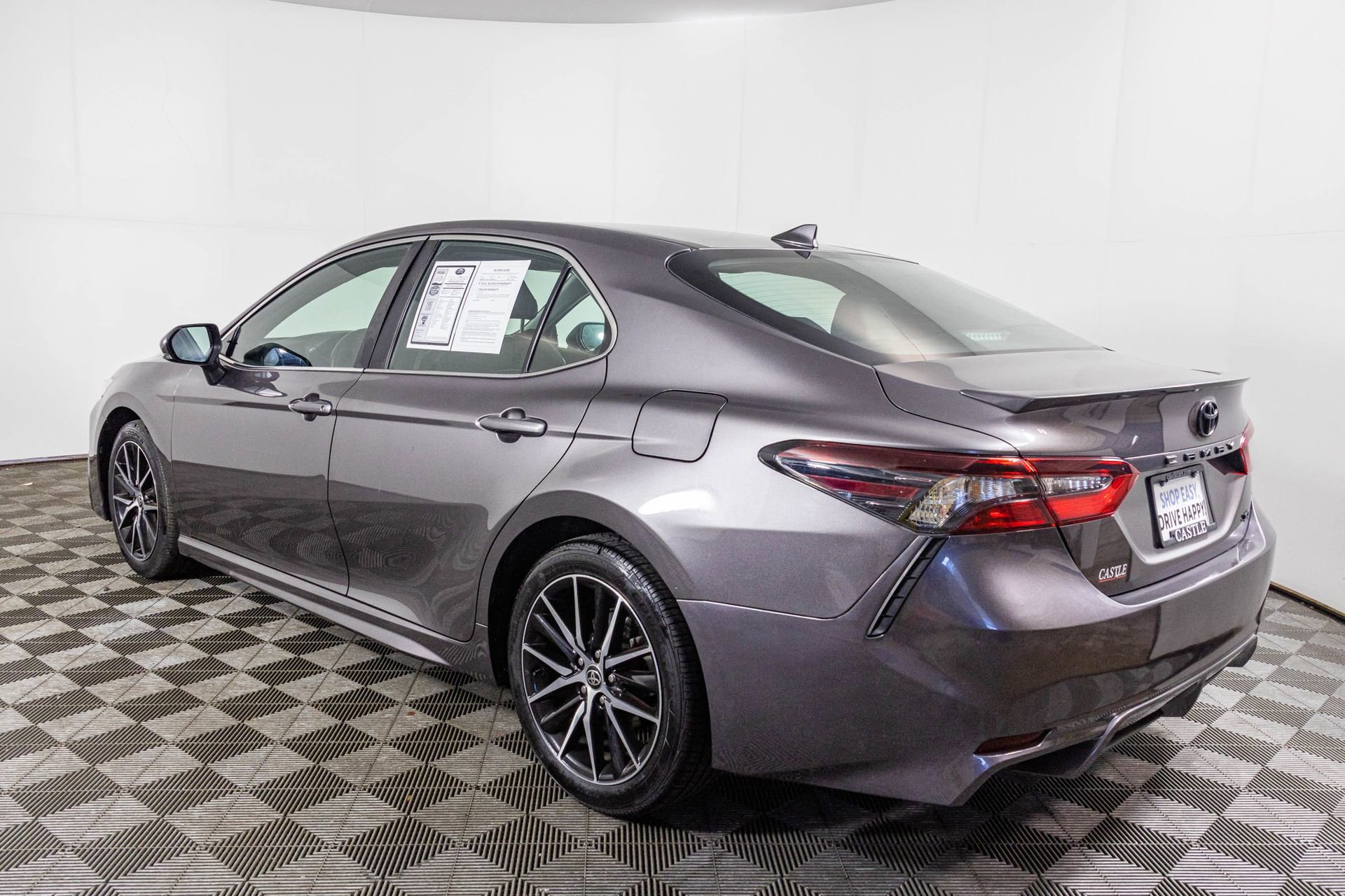 Used 2022 Toyota Camry SE w/ Cold Weather Package FWD image 17