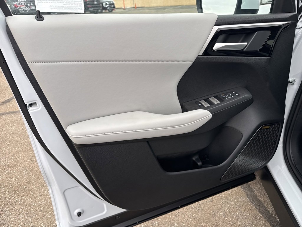 New 2025 Mitsubishi Outlander SE image 28