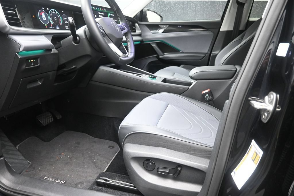 Used 2025 Volkswagen Tiguan SE FWD image 17
