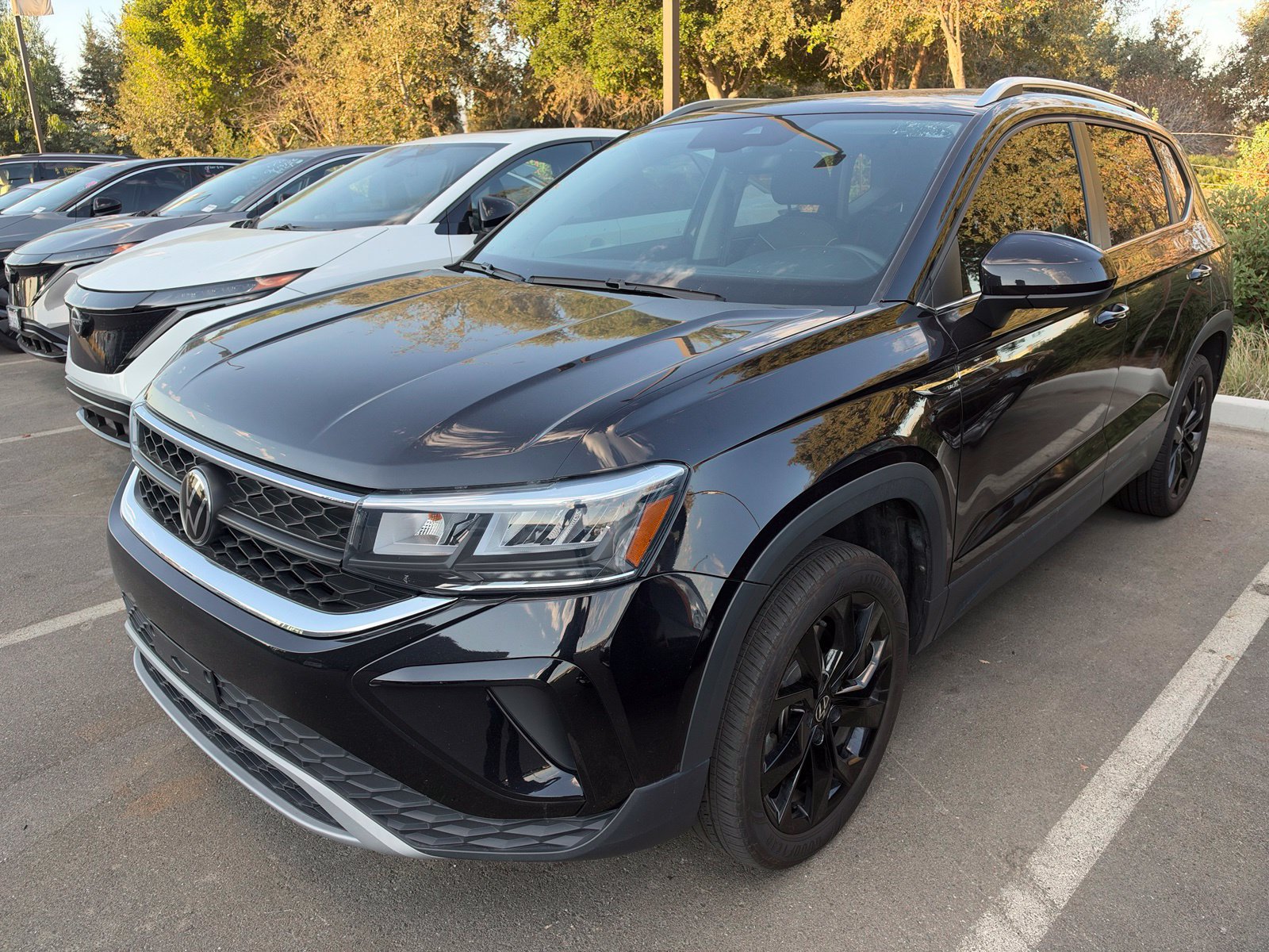 Used 2023 Volkswagen Taos SE w/ Panoramic Sunroof Package FWD image 2