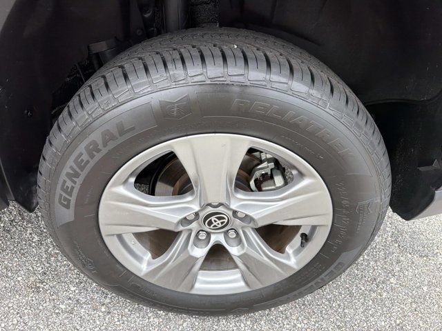 Used 2025 Toyota RAV4 XLE AWD/4WD image 32