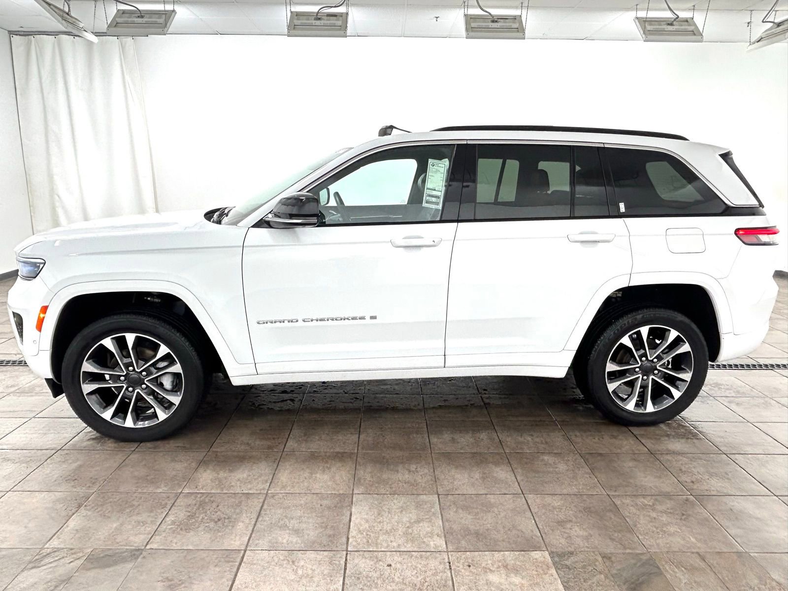 Used 2024 Jeep Grand Cherokee Overland w/ Adv Protech Group III image 2