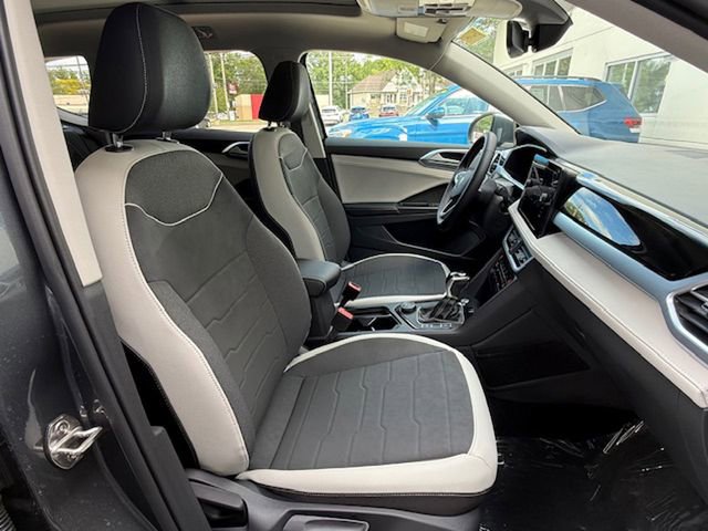 New 2025 Volkswagen Taos SE image 18