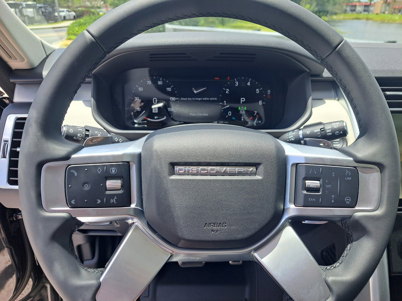 Certified 2025 Land Rover Discovery Dynamic SE image 11