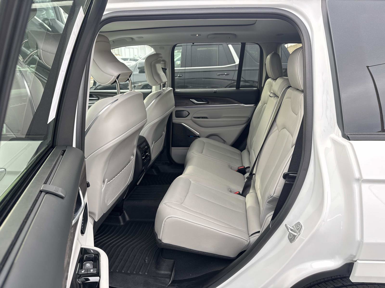 Used 2022 Jeep Grand Cherokee Overland w/ Advanced Protech Group III image 23