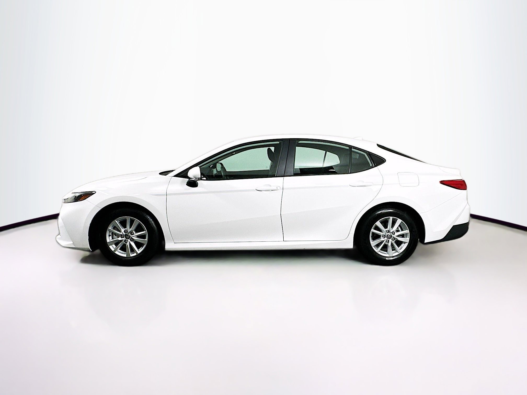 Used 2025 Toyota Camry LE image 4
