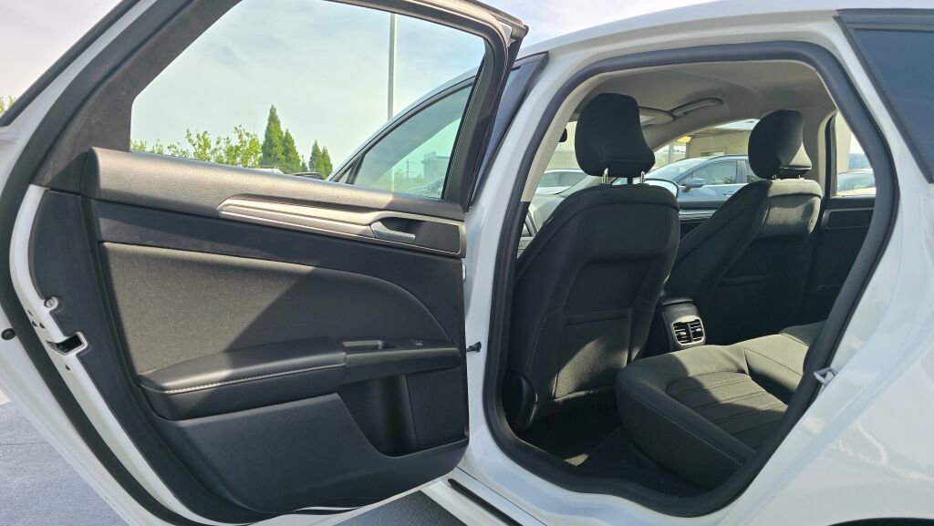 Used 2019 Ford Fusion SE FWD image 15