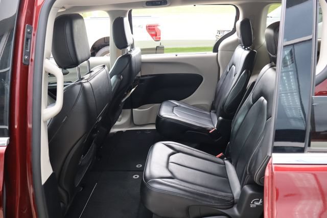 Used 2023 Chrysler Pacifica Touring-L FWD image 25