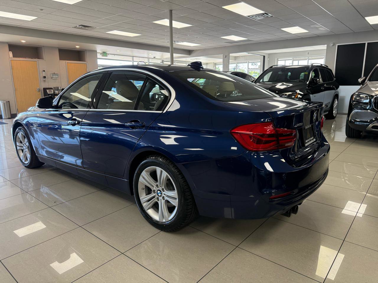 Used 2018 BMW 330i xDrive Sedan AWD/4WD image 5