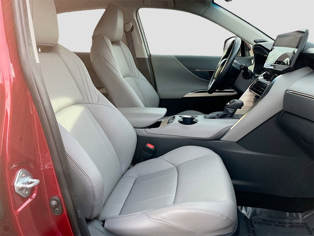 Used 2024 Toyota Venza Limited image 25