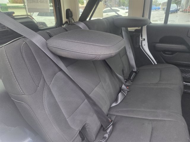 Used 2023 Jeep Wrangler Unlimited Sahara AWD/4WD image 9