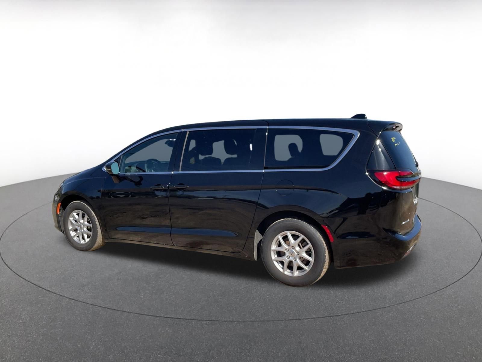 Used 2025 Chrysler Pacifica Select image 7