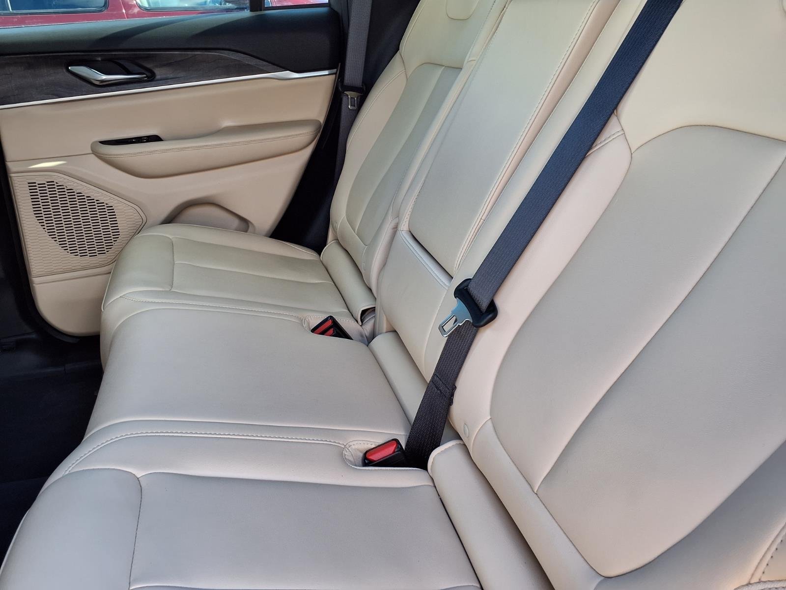 Certified 2025 Jeep Grand Cherokee Limited AWD/4WD image 7
