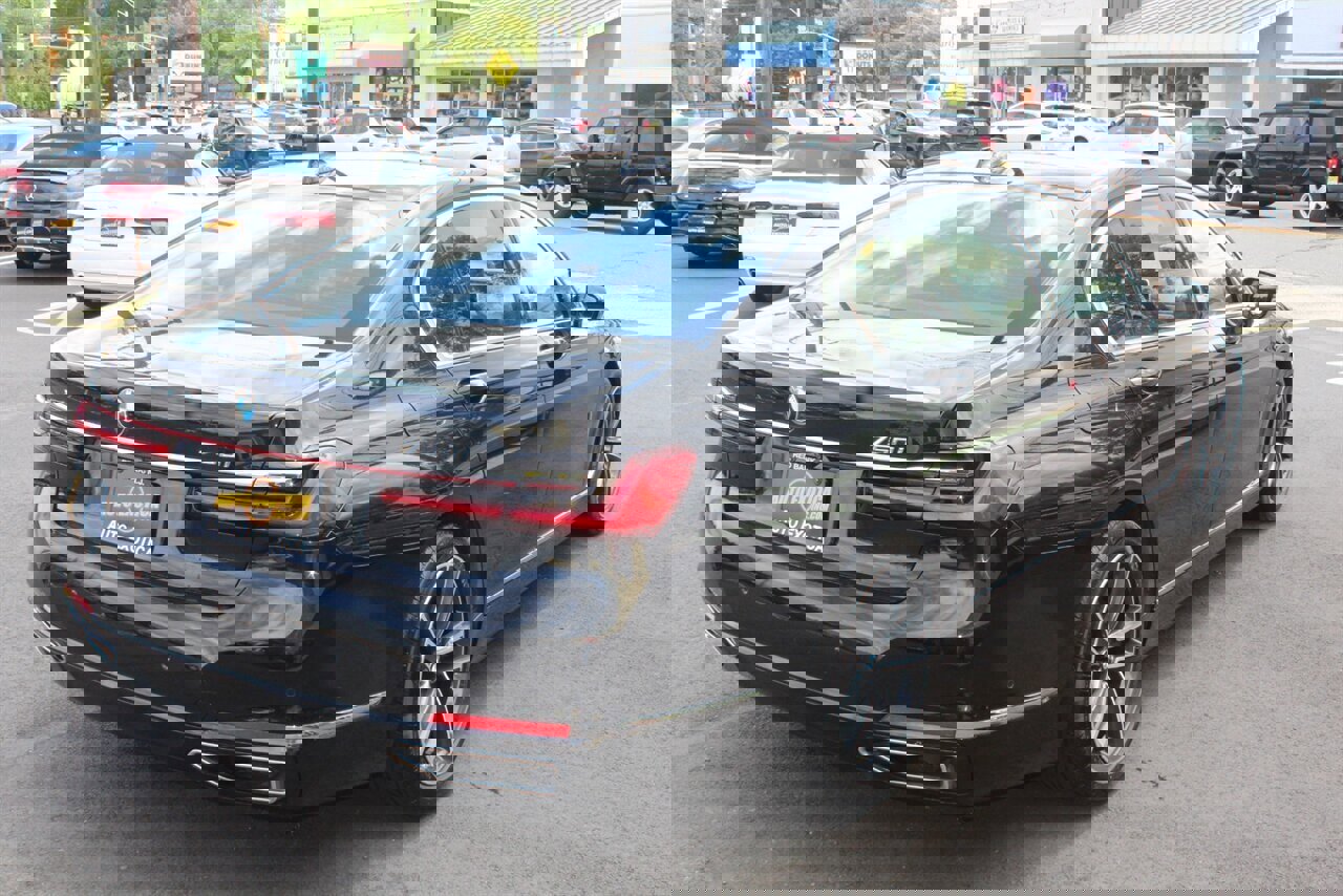 Used 2020 BMW 750i xDrive image 3