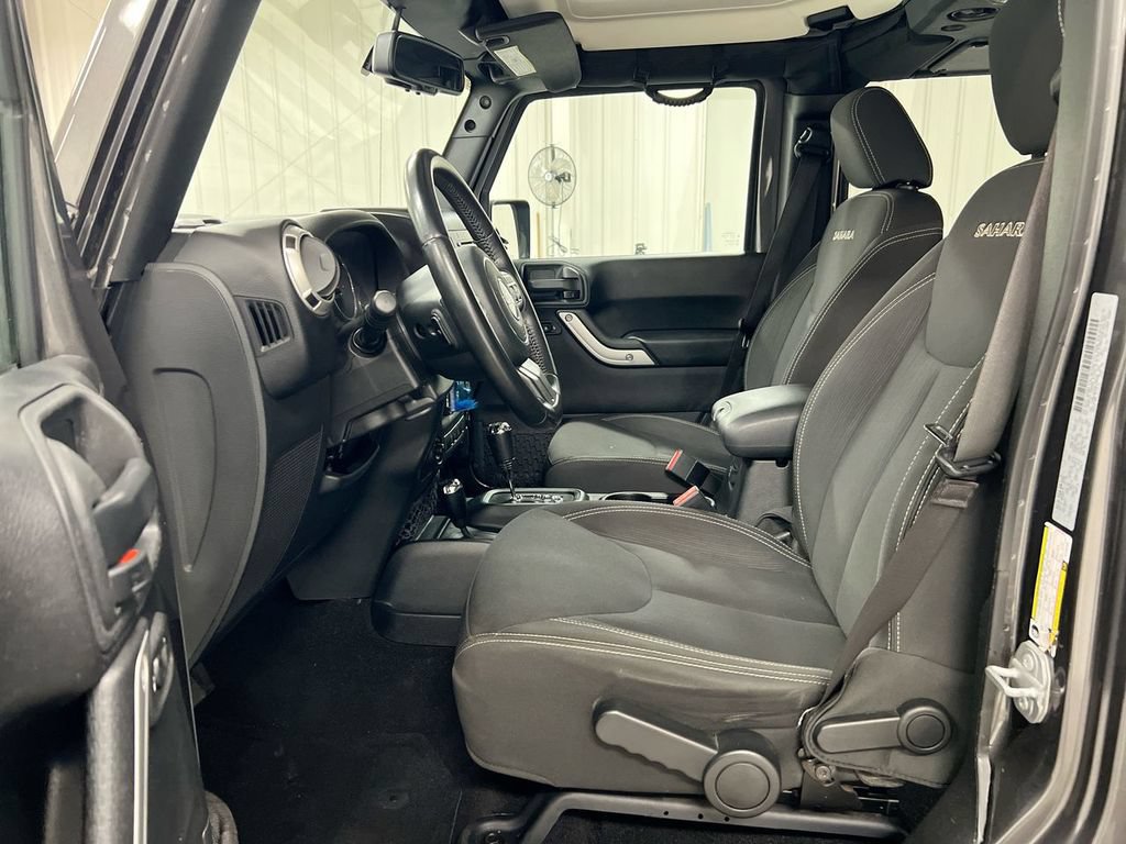 Used 2017 Jeep Wrangler Unlimited Sahara w/ Connectivity Group AWD/4WD image 17